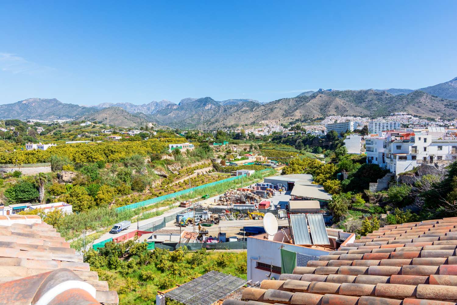 Exclusivo ático con terraza privada con azotea en pleno centro de Nerja