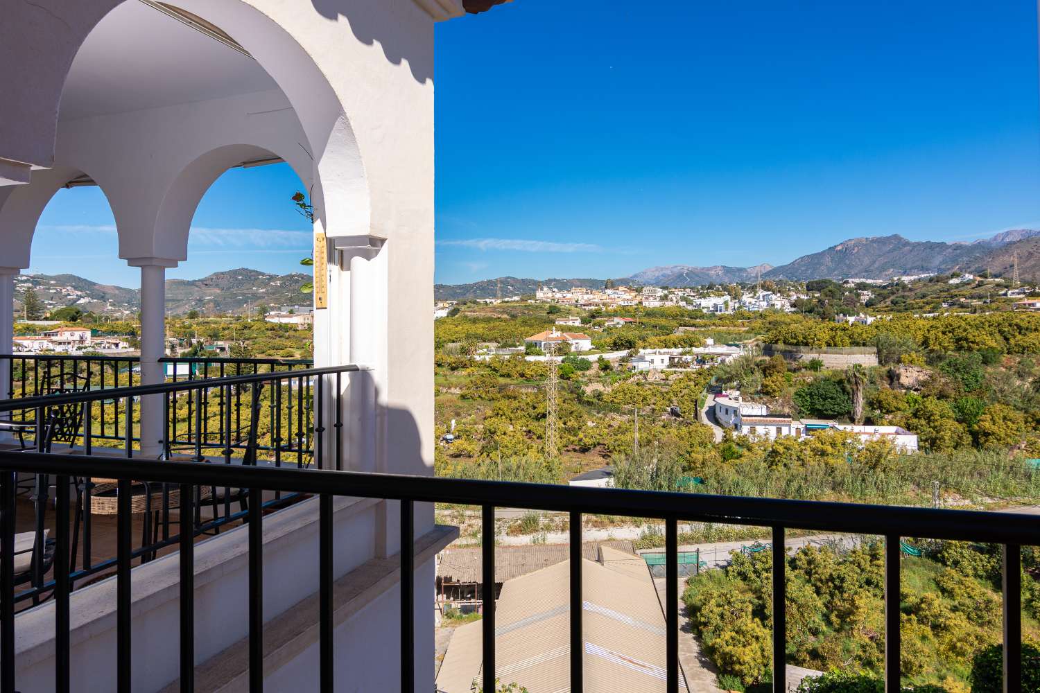 Exclusivo ático con terraza privada con azotea en pleno centro de Nerja