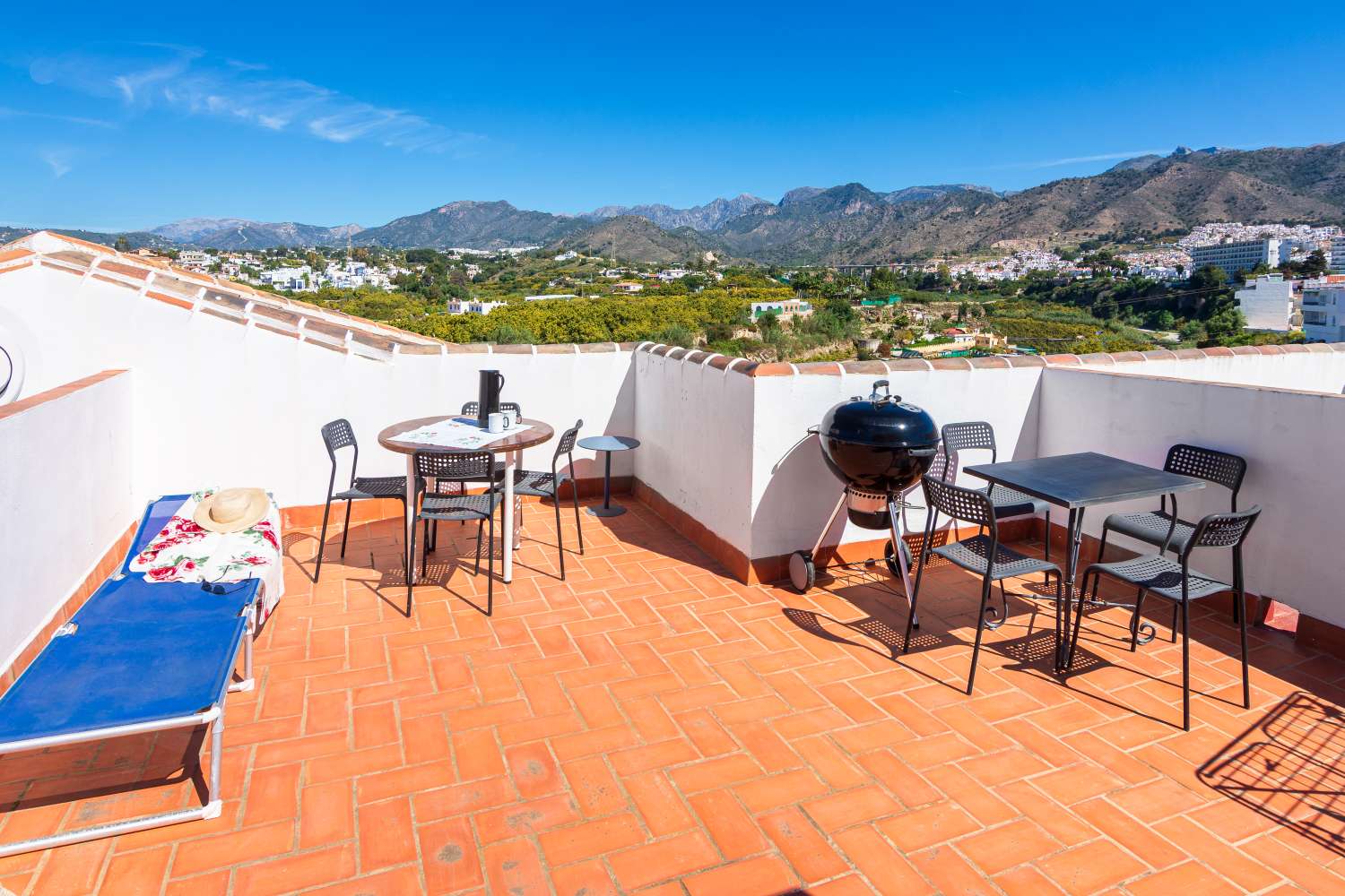 Exclusivo ático con terraza privada con azotea en pleno centro de Nerja