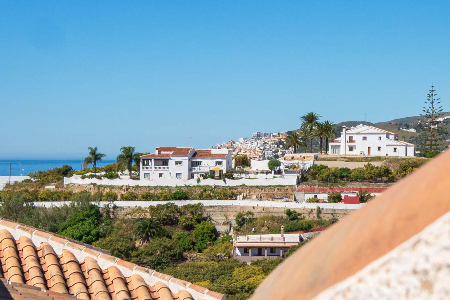 Exclusivo ático con terraza privada con azotea en pleno centro de Nerja