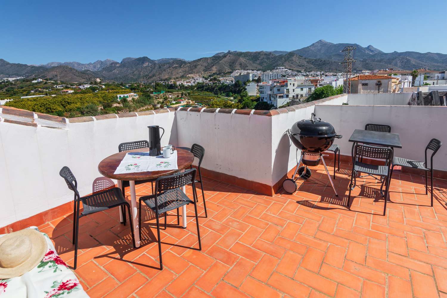 Exclusivo ático con terraza privada con azotea en pleno centro de Nerja