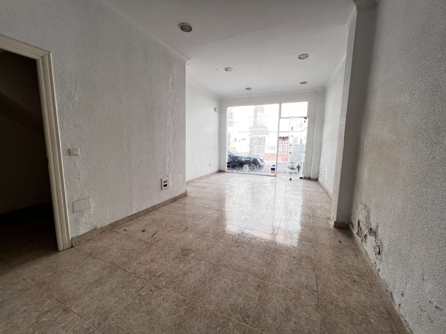 Building with commercial premises in the center of nerja