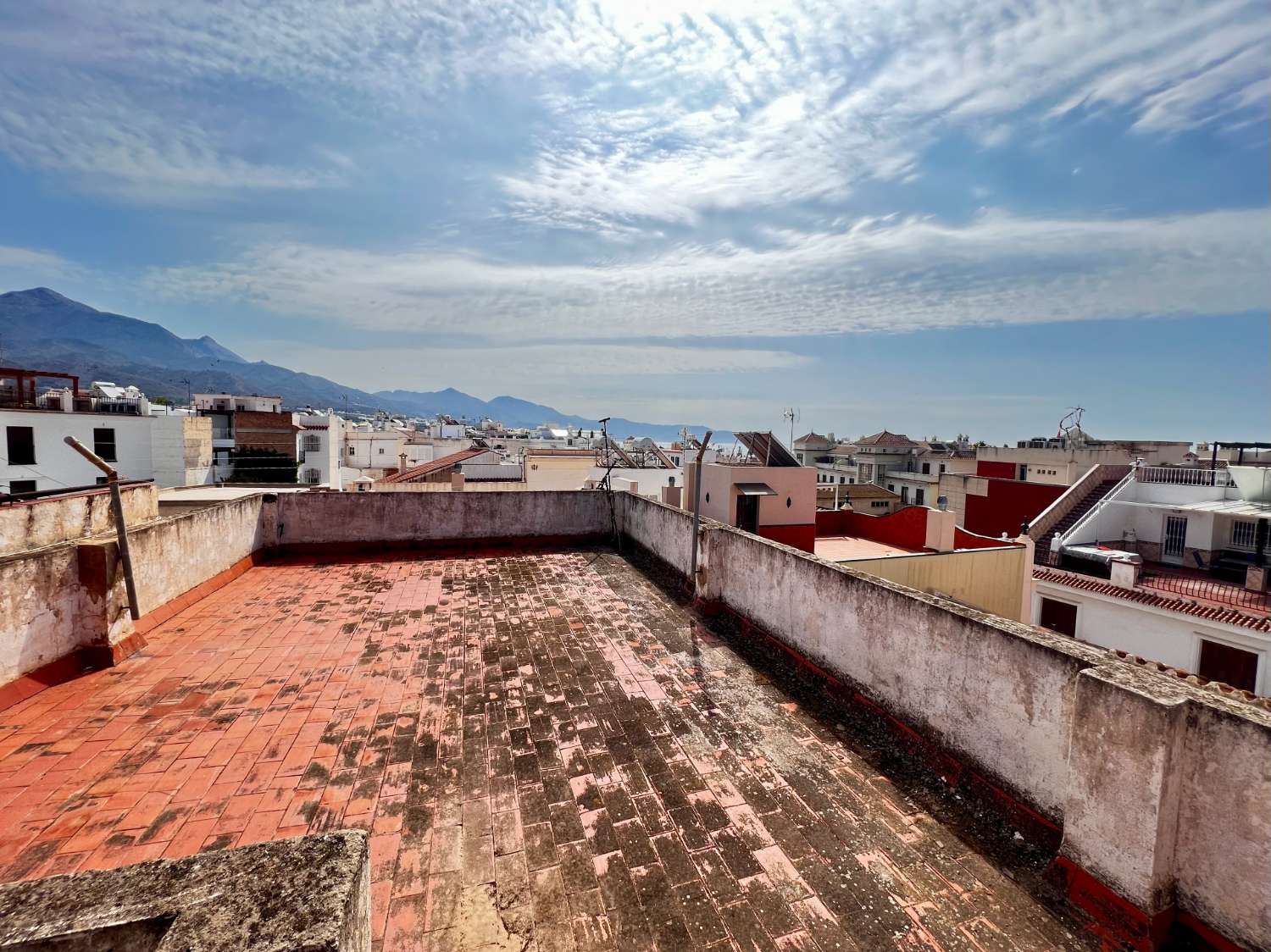 Building with commercial premises in the center of nerja