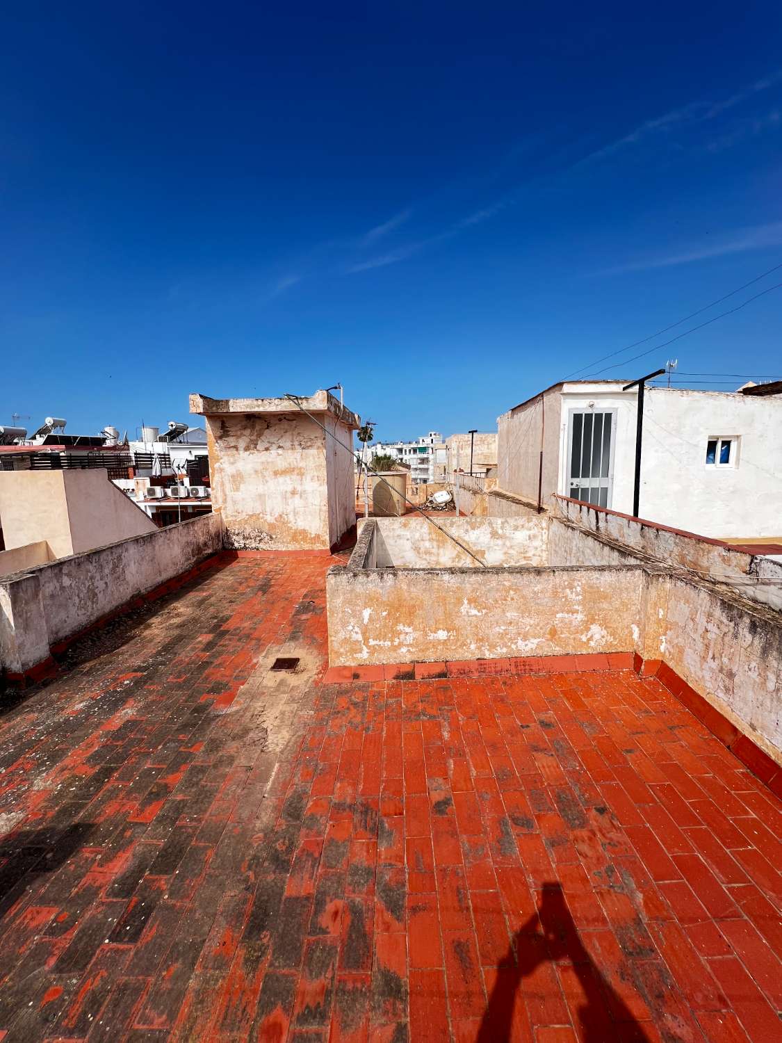 Building with commercial premises in the center of nerja