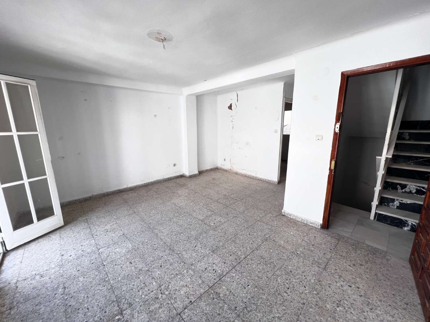 Building with commercial premises in the center of nerja