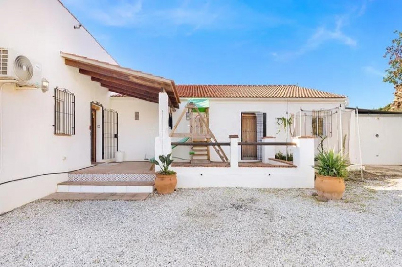 Villa for sale in Benamargosa